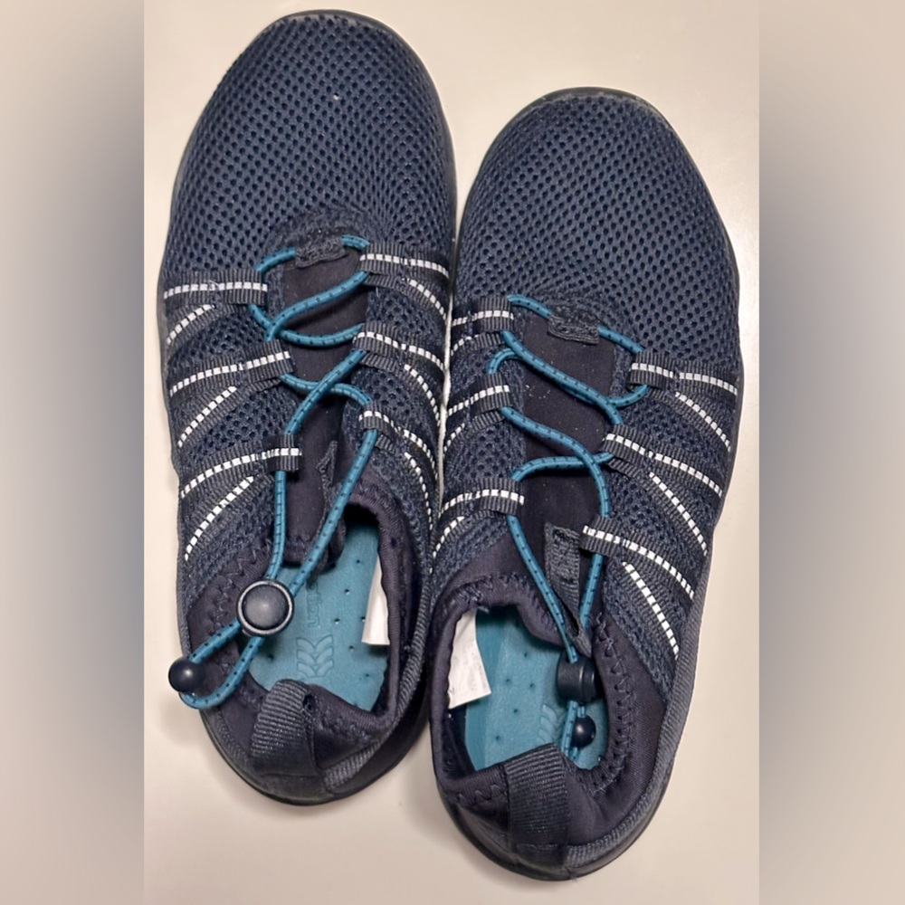 All in Motion water shoes kids boys girls sz 2 navy blue great condition